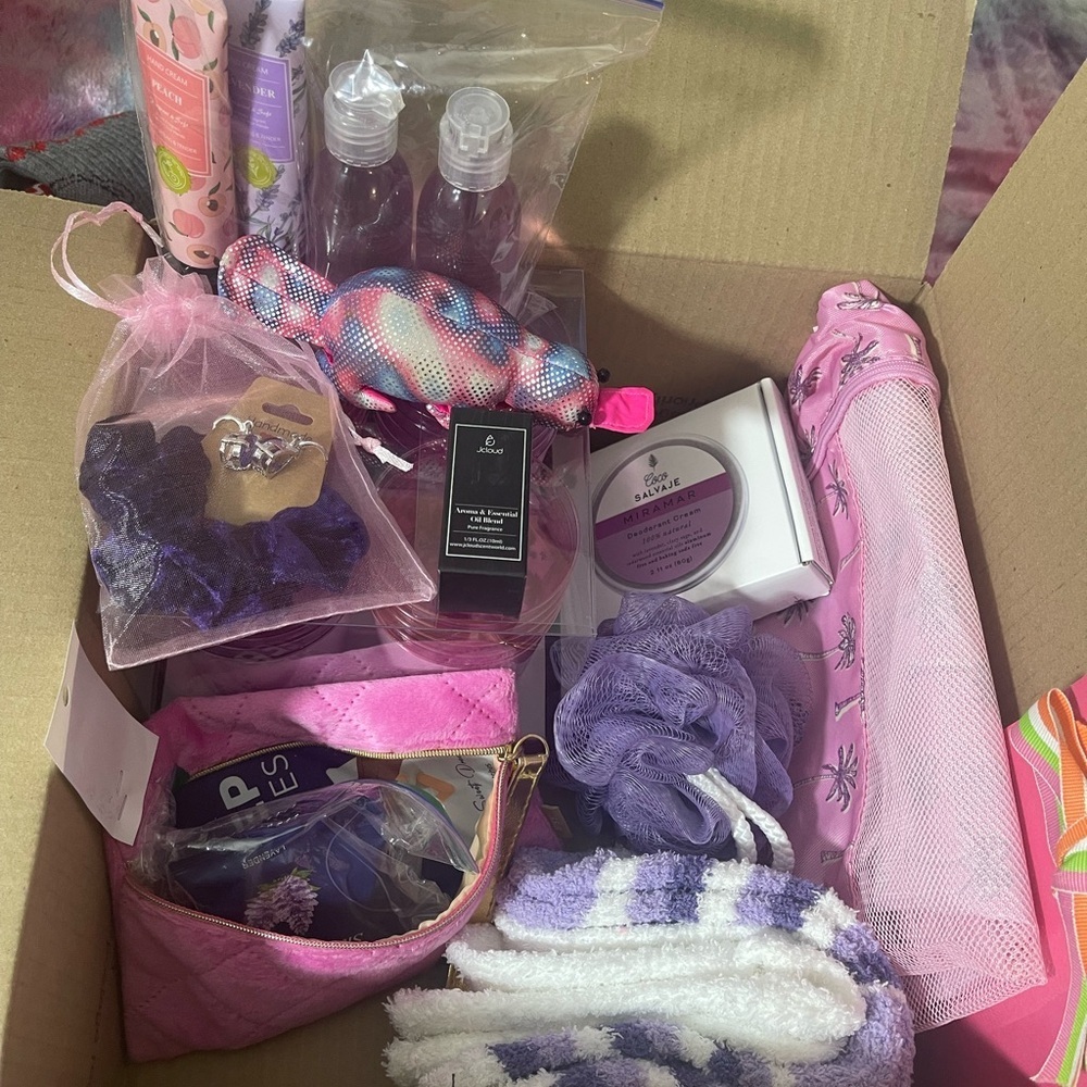NEW Amazon BEAUTY Box, Brand NEW 📦 🔥 NO JUNK, NO used products, 5 ⭐️ rating!​​​ - Picture 6 of 16